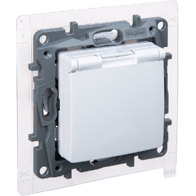 Розетка 1-местная с заземлением с защитными шторками и крышкой 16А IP44 белый ETIKA